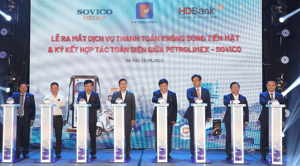 Petrolimex ra mắt dịch vụ thanh toán không dùng tiền mặt