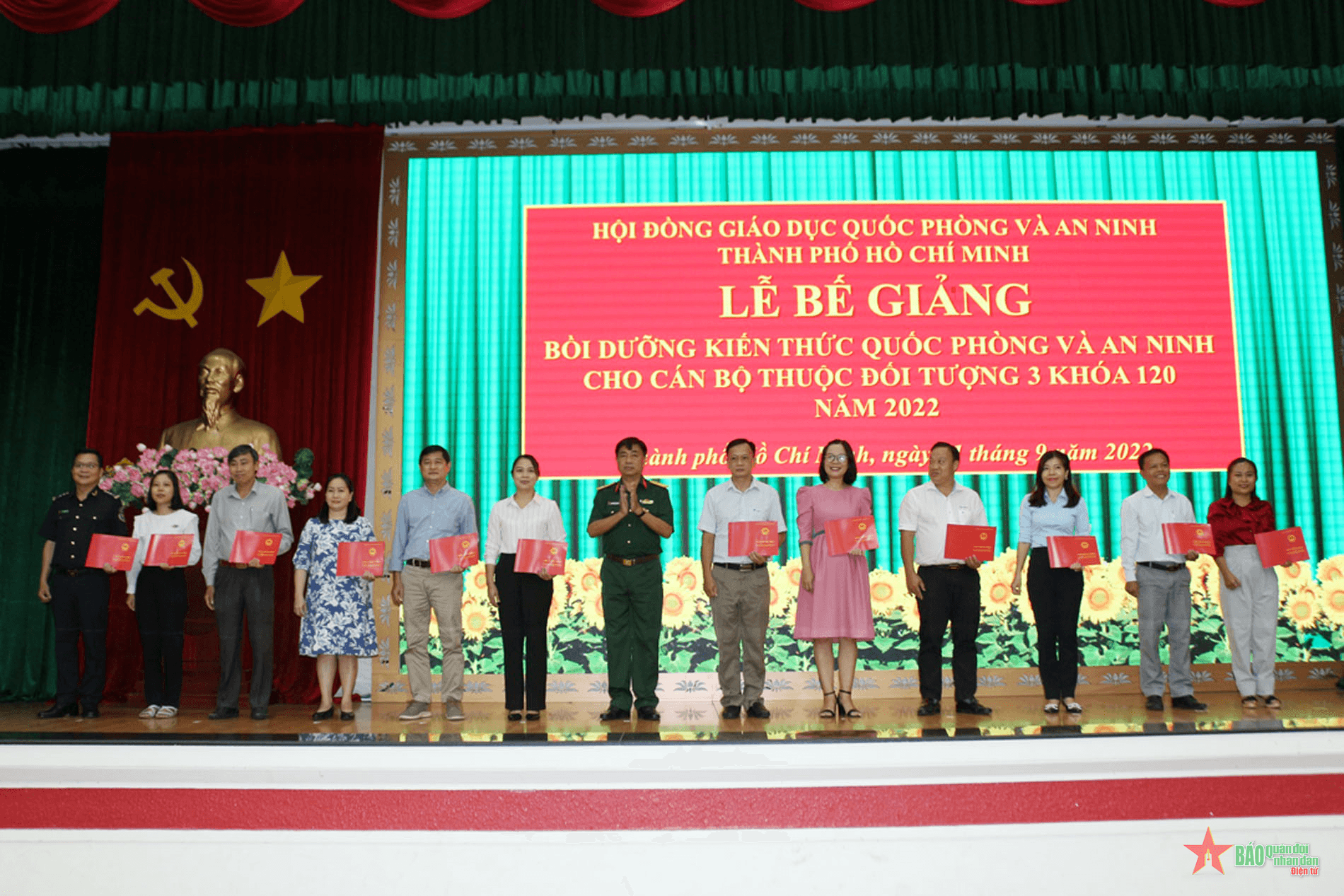 Thành phố Hồ Chí Minh bế giảng lớp bồi dưỡng kiến thức quốc phòng - an ninh cho đối tượng 3