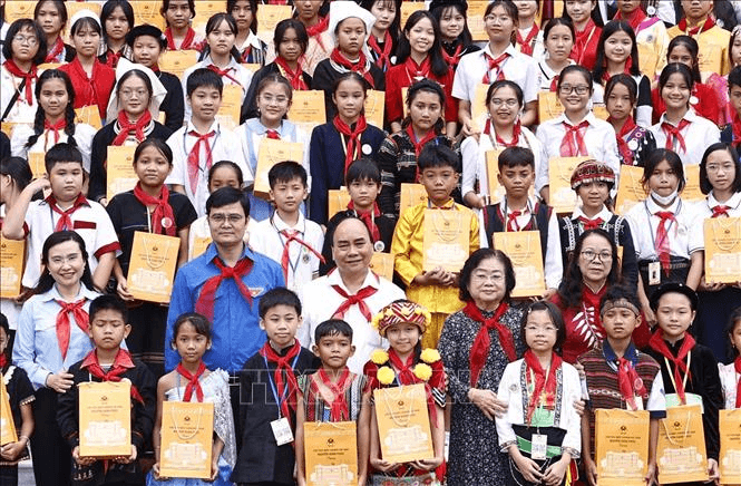 Chủ tịch nước Nguyễn Xuân Phúc gặp mặt thiếu nhi tiêu biểu các dân tộc toàn quốc