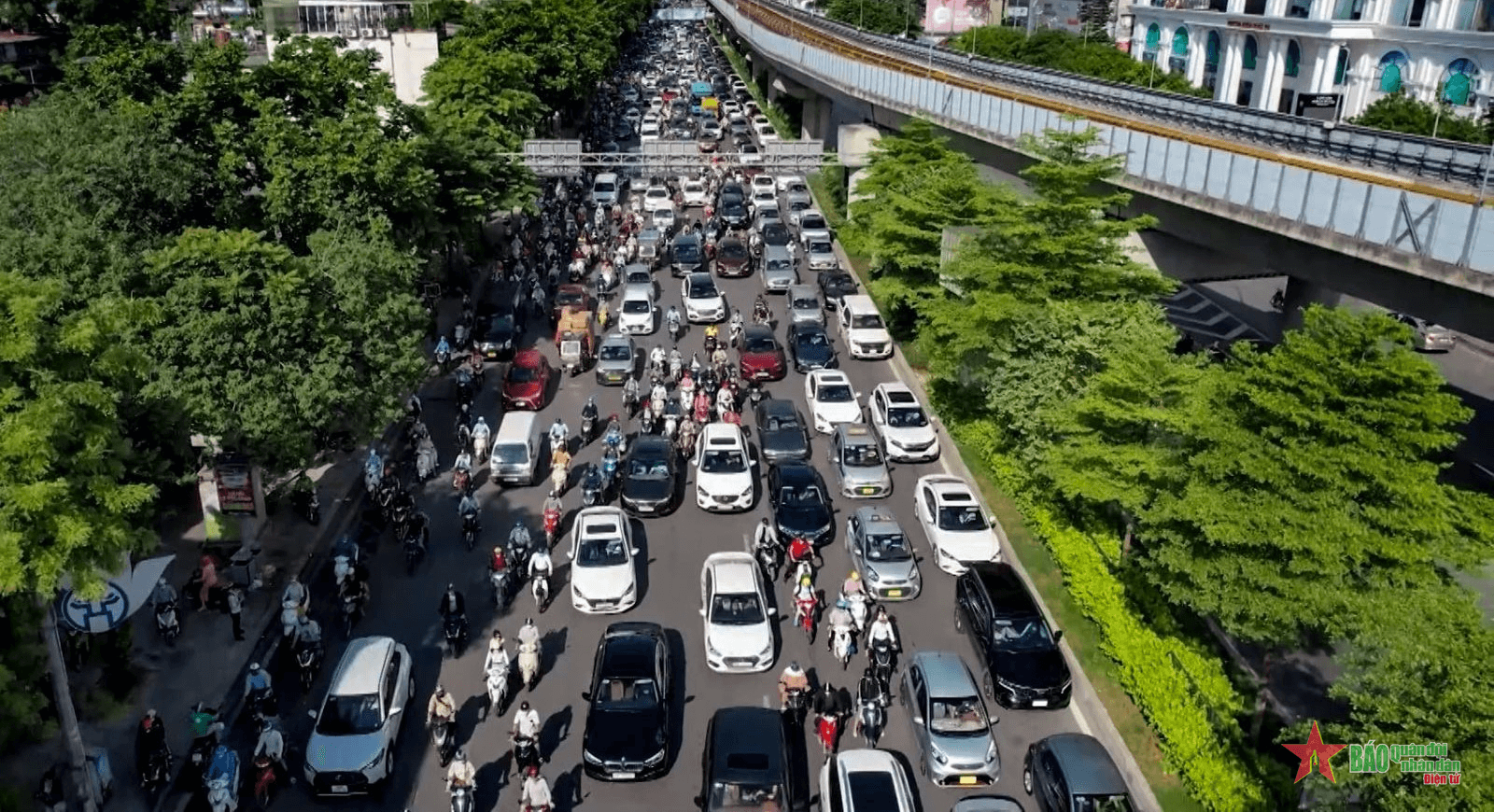 Thí điểm phân làn đường Nguyễn Trãi: Cần nâng cao ý thức chấp hành của người dân