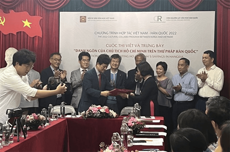 Thi viết và trưng bày danh ngôn của Chủ tịch Hồ Chí Minh trên thư pháp Hàn Quốc