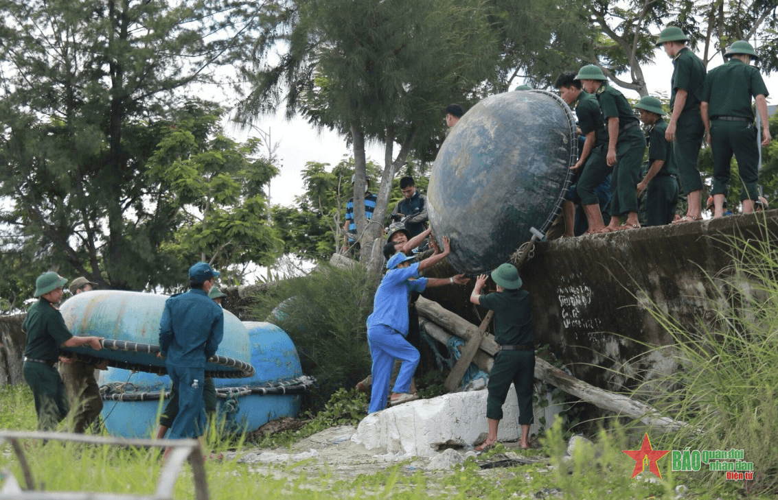Quân dân miền Trung tích cực chống bão Noru