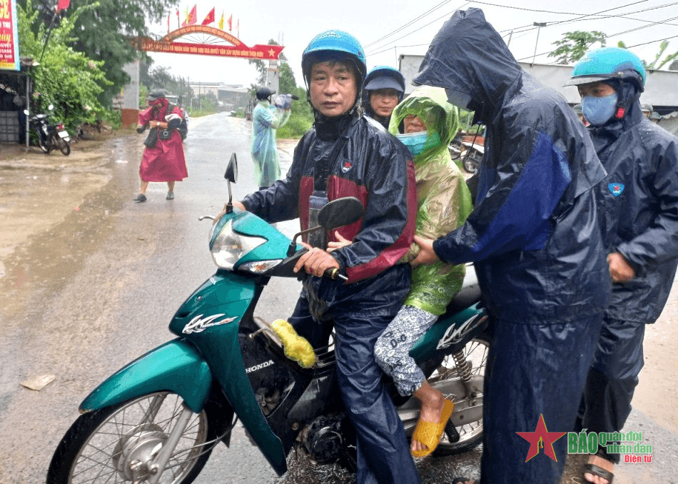 Quảng Ngãi sơ tán người dân đến nơi an toàn trước khi bão số 4 đổ bộ vào đất liền