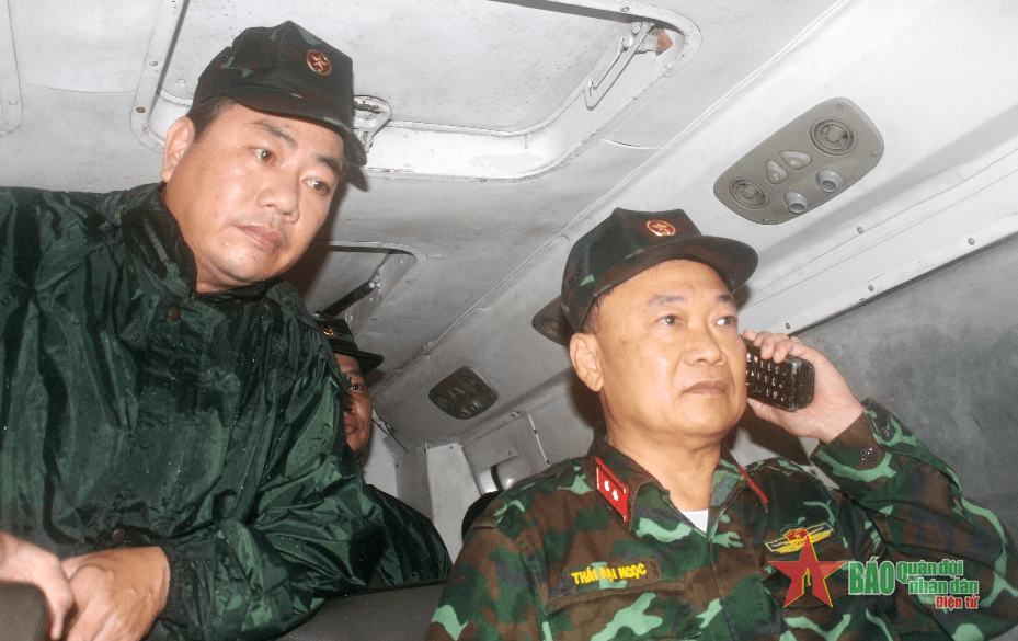 Tư lệnh Quân khu 5 sử dụng phương tiện đặc chủng kiểm tra công tác ứng phó bão số 4