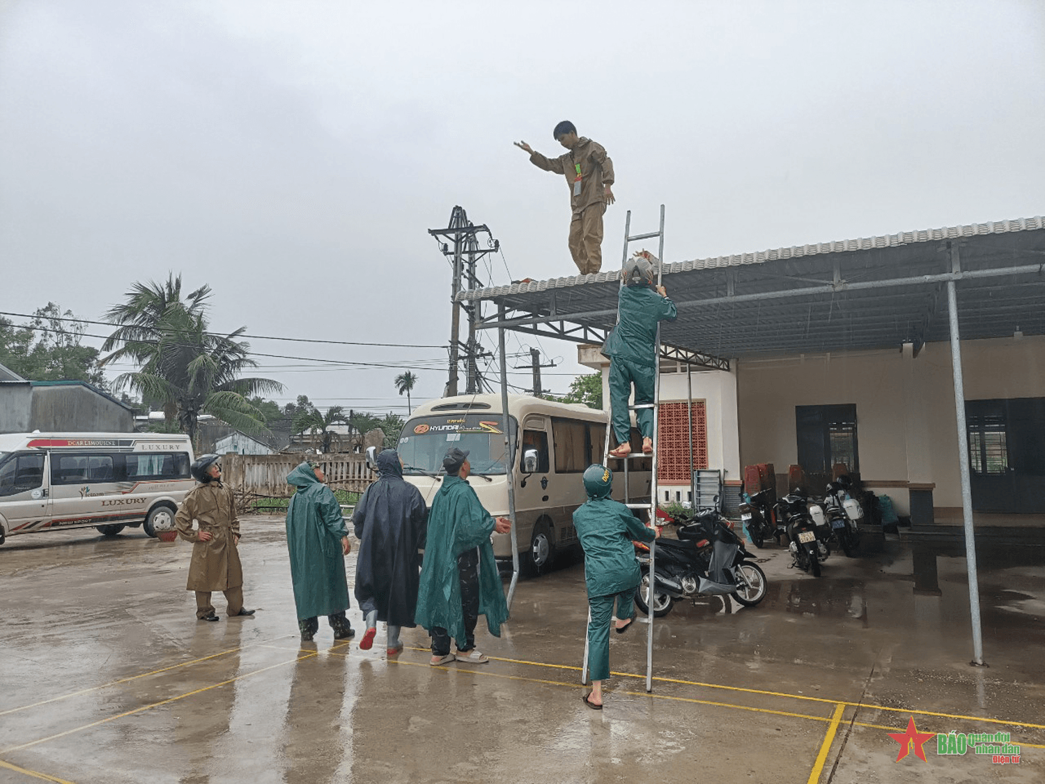 Các địa phương ven biển tỉnh Quảng Ngãi khẩn cấp sơ tán nhân dân tránh bão số 4 (bão Noru)
