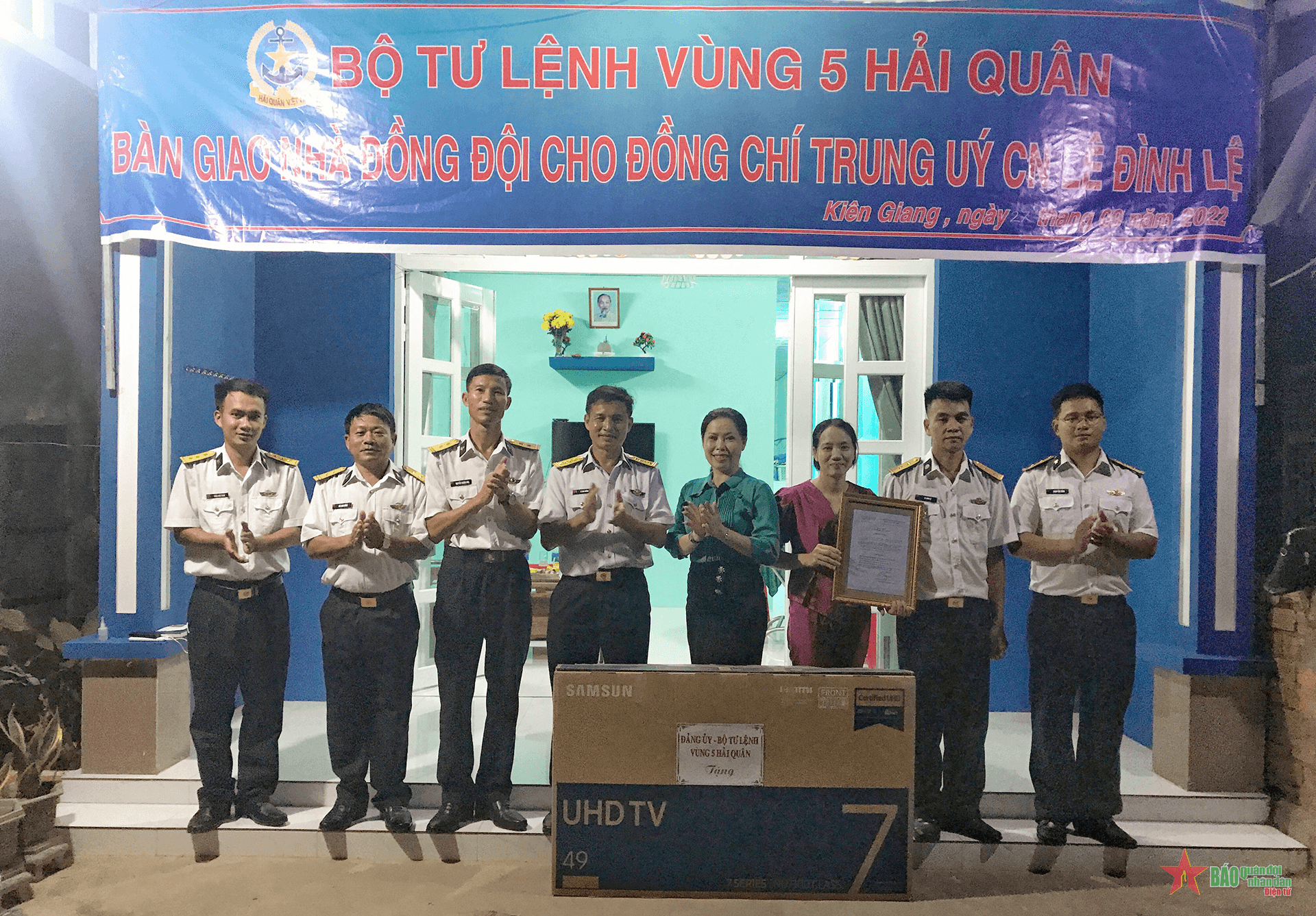 Vùng 5 Hải quân bàn giao nhà đồng đội
