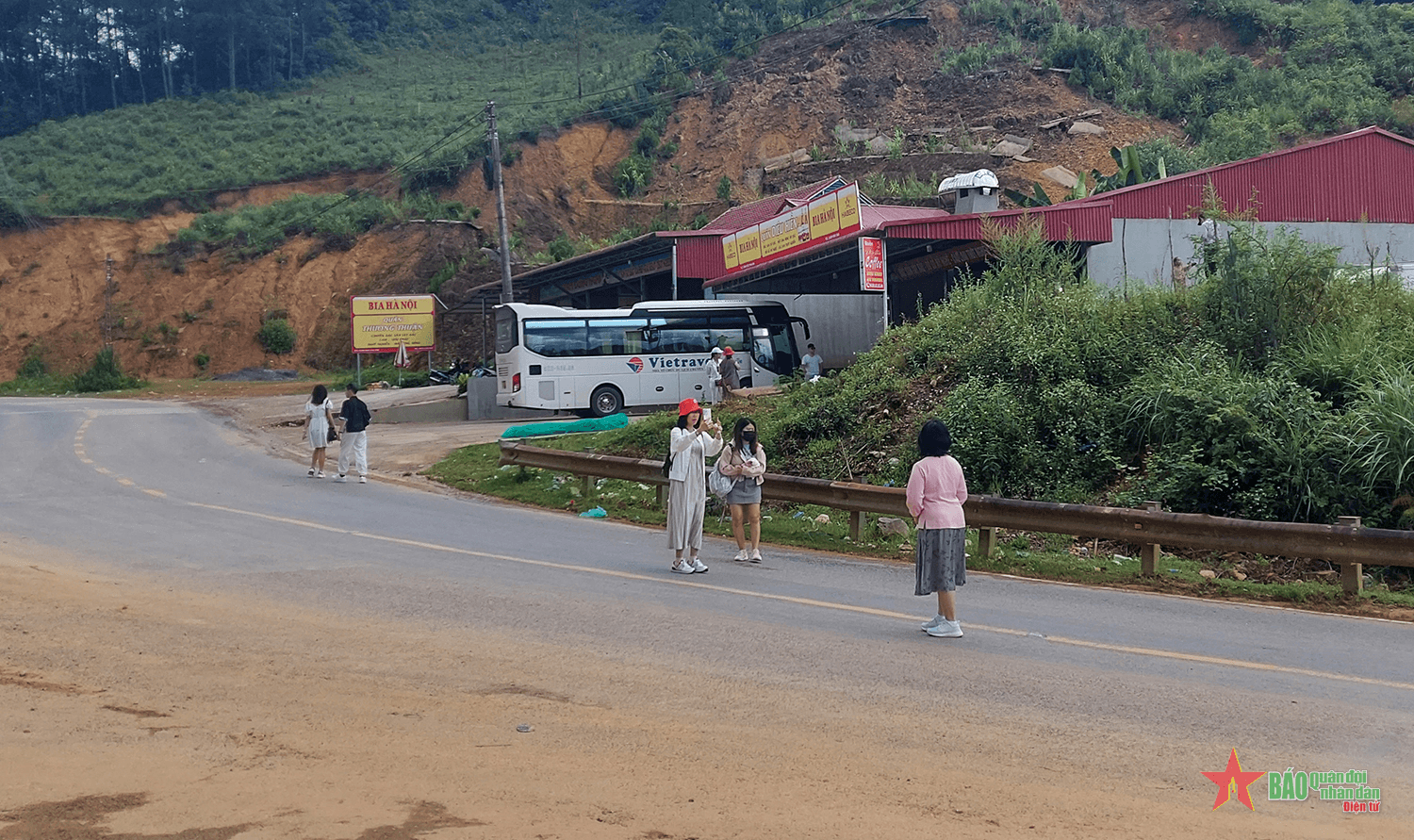 Cẩn thận khi chụp ảnh tại đèo Pha Đin