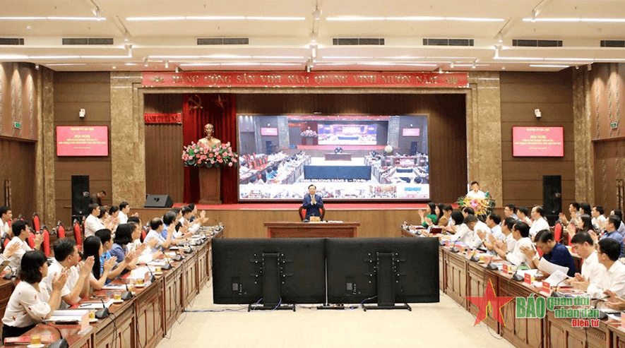 Bí thư Thành ủy Hà Nội Đinh Tiến Dũng đối thoại với nông dân Thủ đô