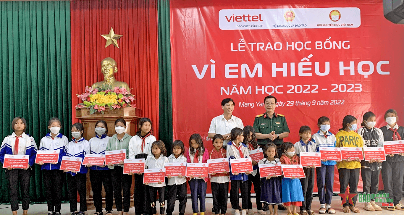 Viettel Gia Lai trao 70 suất học bổng “Vì em hiếu học”