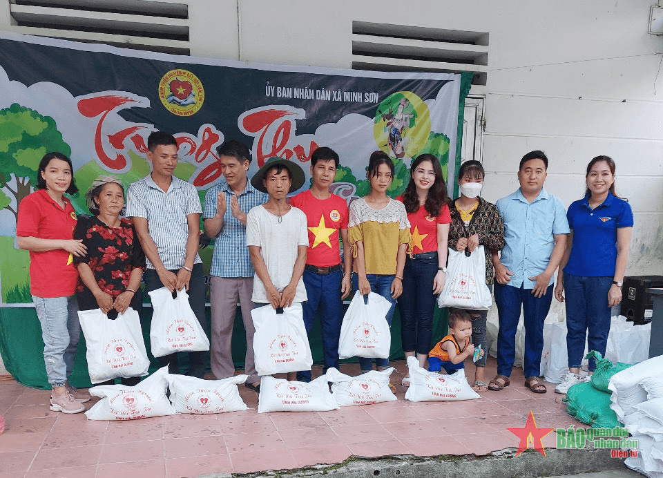 Hướng về người dân khó khăn bằng tấm lòng thiện nguyện