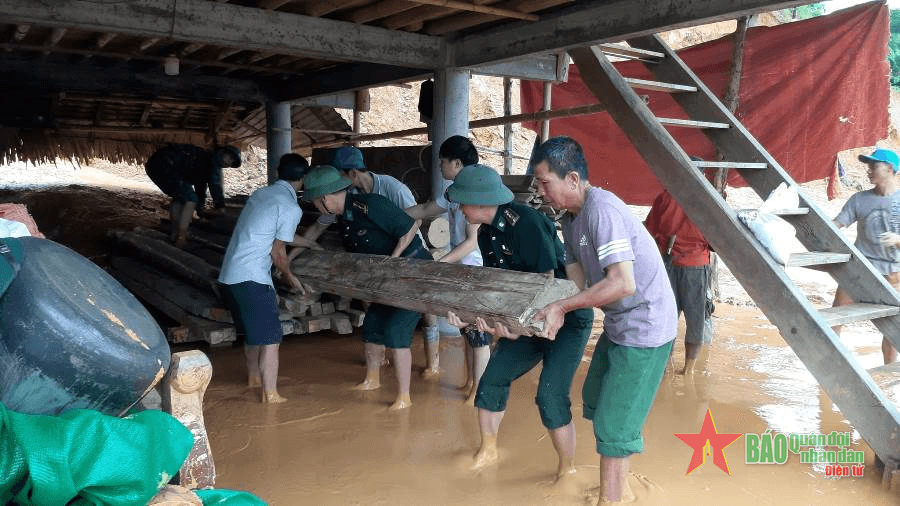 Khẩn trương giúp nhân dân dọn lũ