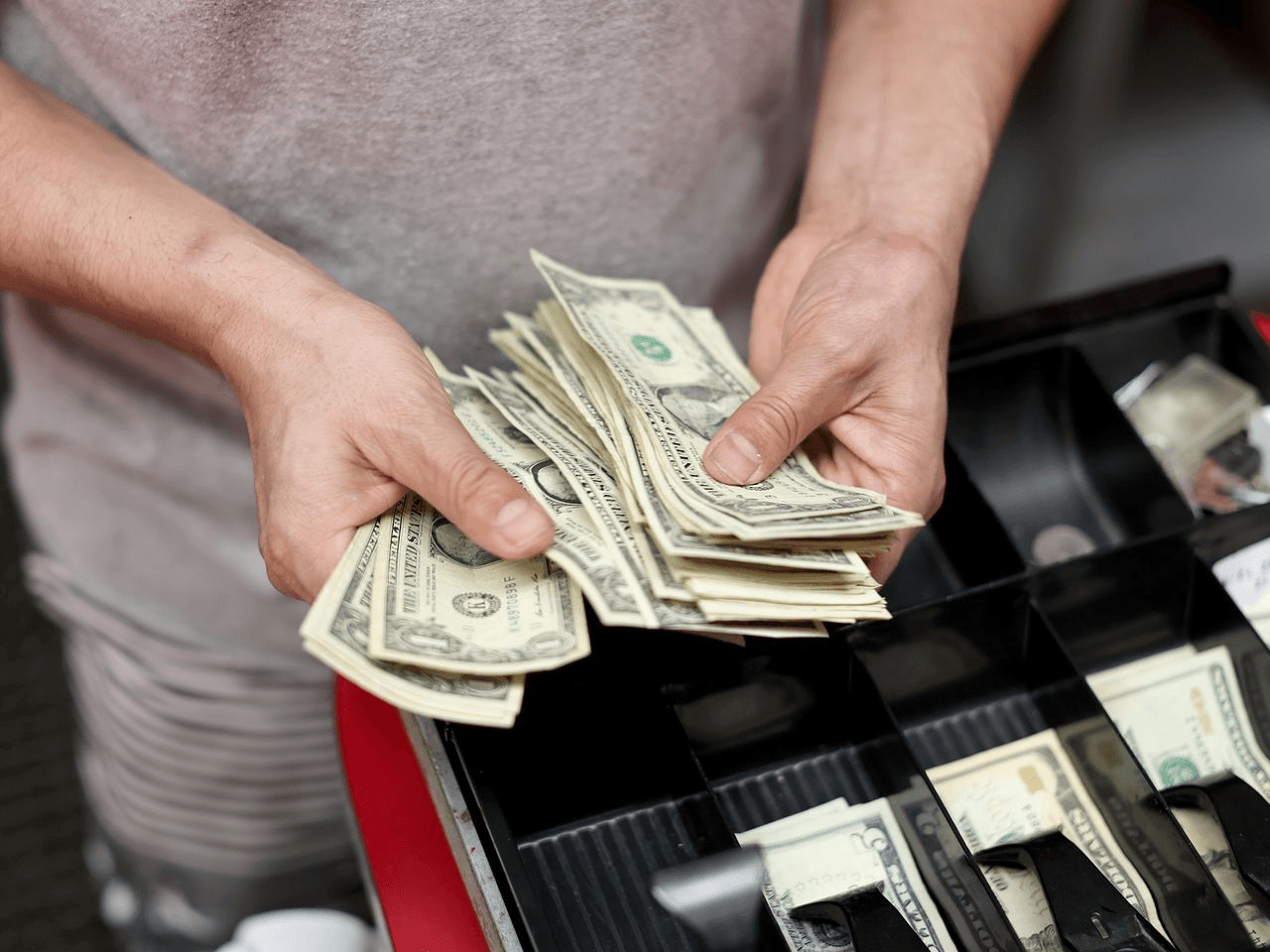 Tỷ giá USD hôm nay (2-10): Đồng USD xác lập mức giảm tuần sau 3 tuần tăng liên tiếp