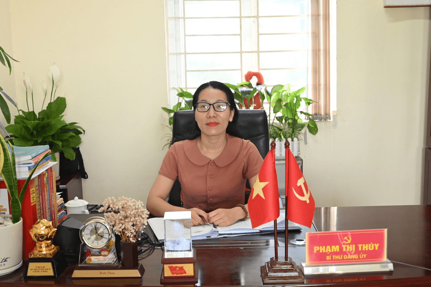 Lung linh sao Thủ đô: Nữ chính trị viên giỏi cả "hai vai"