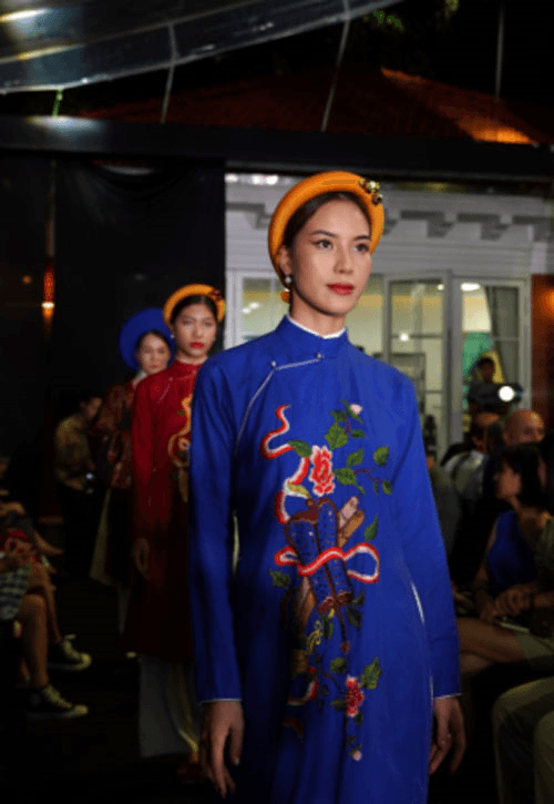 Áo dài kết nối tình hữu nghị