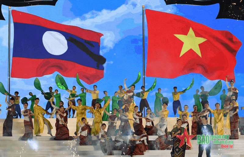 “Việt – Lào, chung dãy Trường Sơn”
