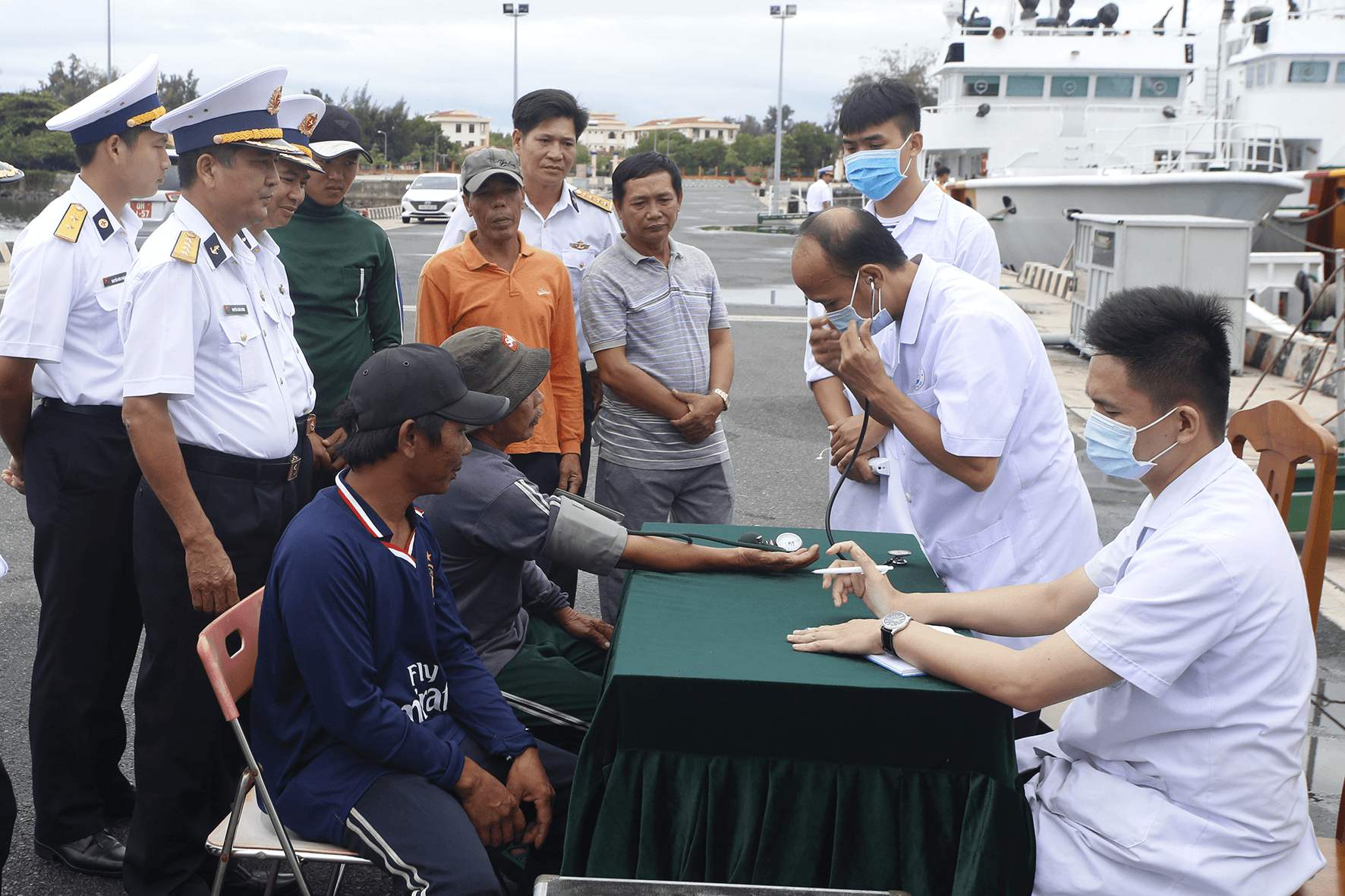 Vùng 4 Hải quân đưa 4 ngư dân gặp nạn ở Trường Sa vào bờ an toàn