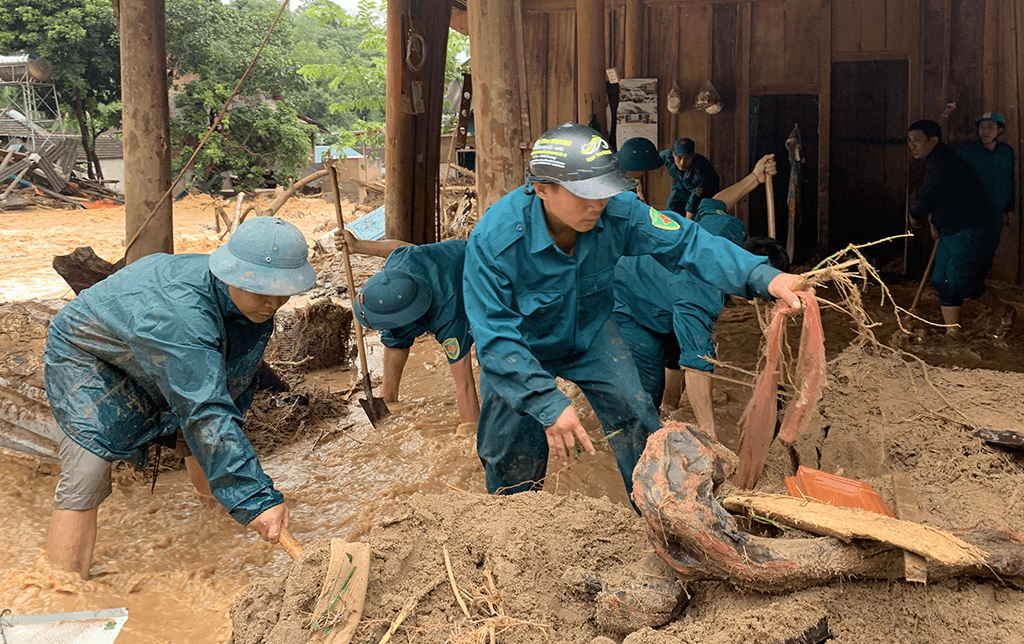 Dân quân Kỳ Sơn giúp dân sau lũ quét