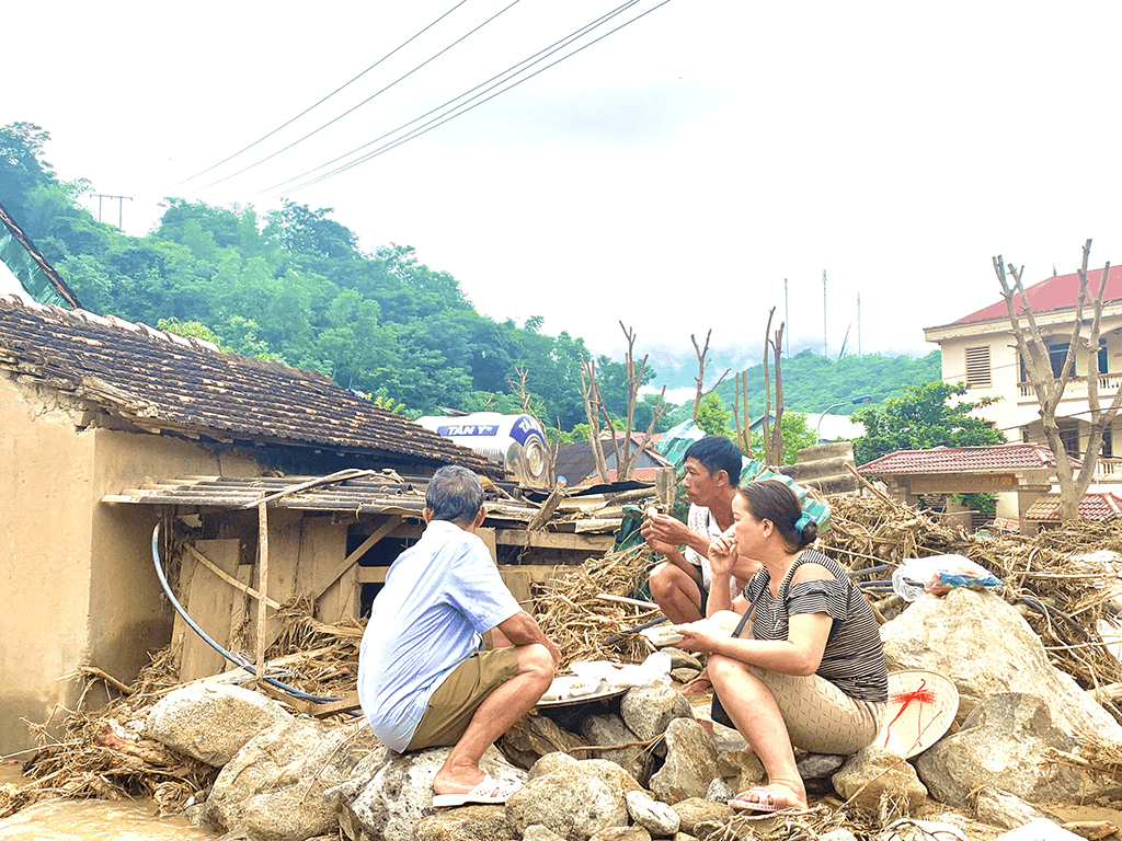 Chung sức giúp bà con vùng lũ