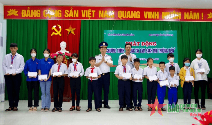 Vùng Cảnh sát biển 2 đồng hành với ngư dân