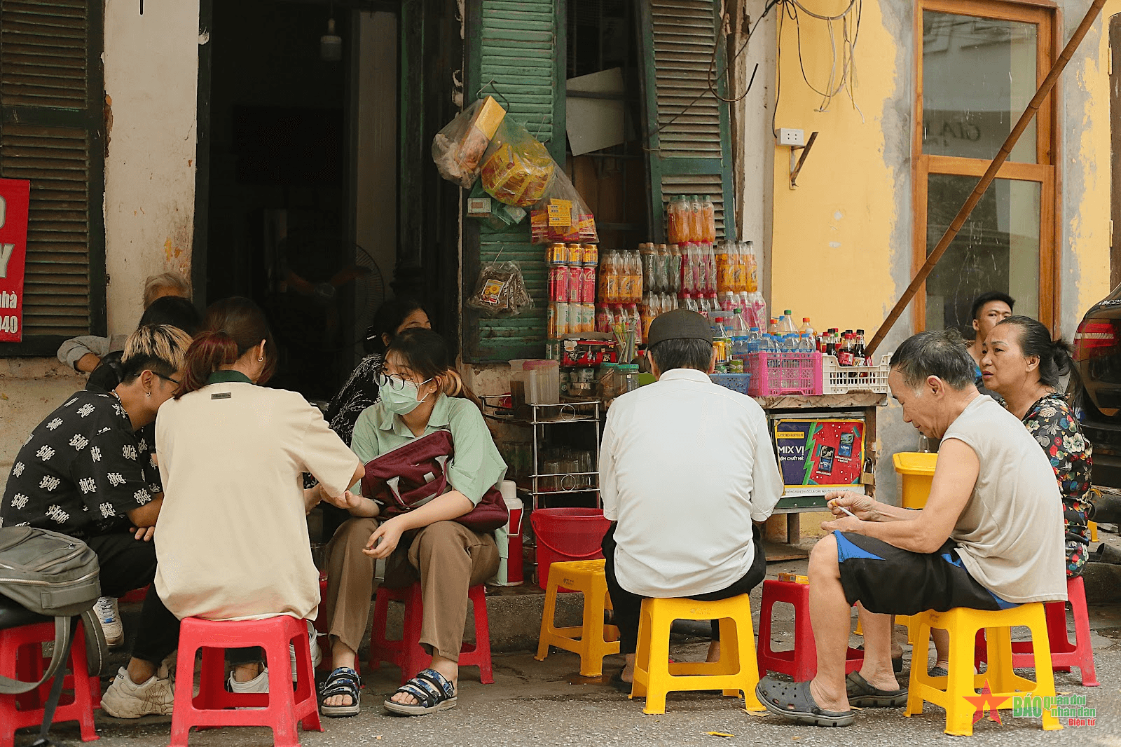 Bên ly trà đá vỉa hè có một Hà Nội bình yên