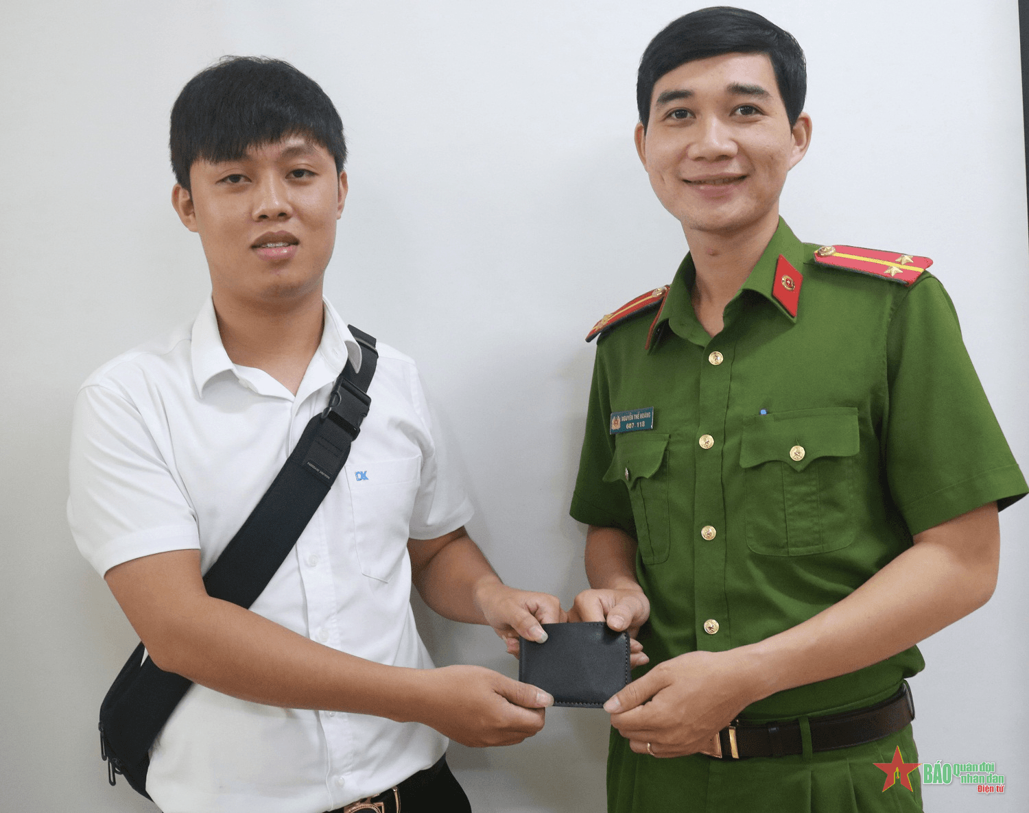 Trung úy cảnh sát trả lại hơn 10 triệu đồng cho người đánh rơi