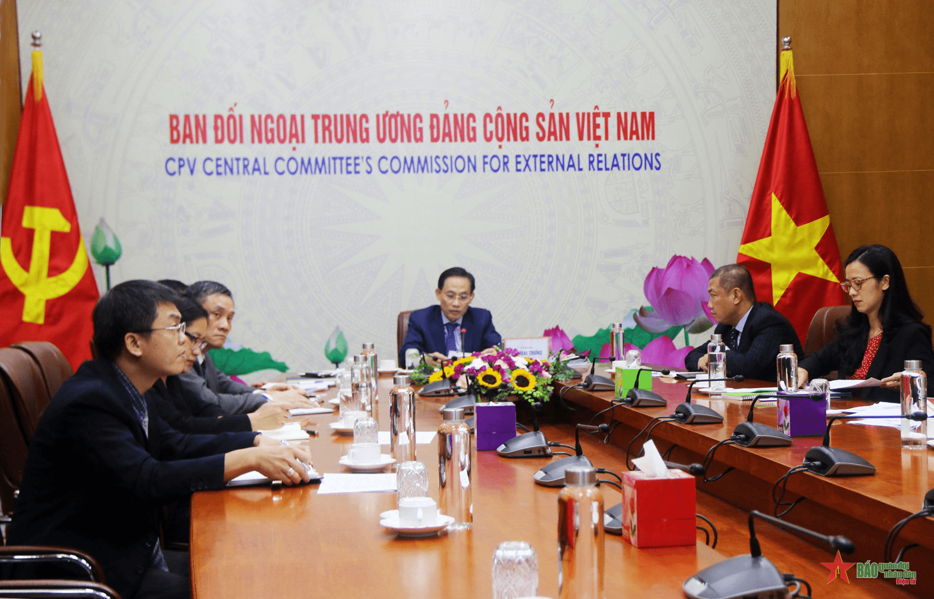 Đoàn đại biểu Đảng ta dự Hội nghị Liên đảng quốc tế