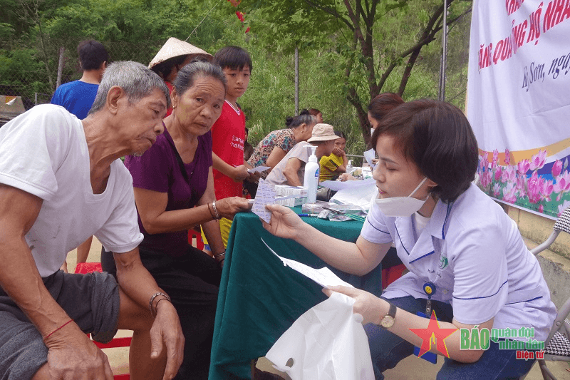 Khám bệnh, cấp thuốc miễn phí cho nhân dân vùng lũ Nghệ An