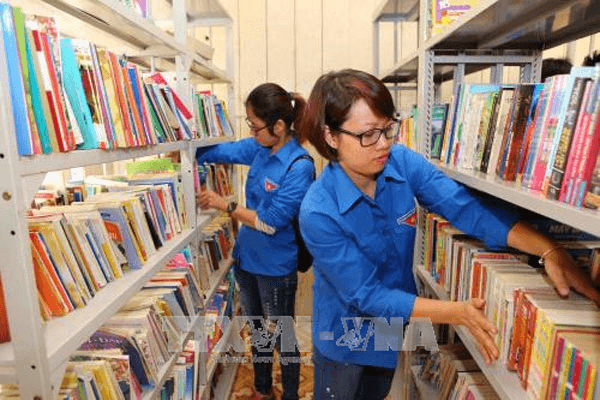Tủ sách và tủ lạnh