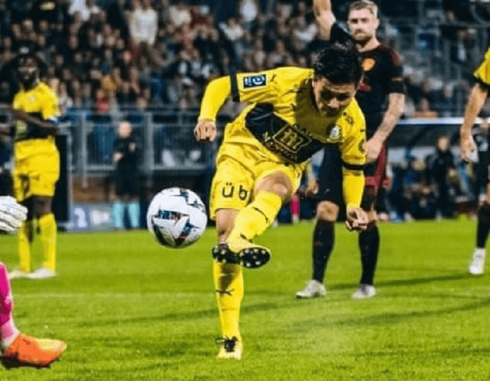 Quang Hải ghi bàn giúp Pau FC thoát thua trên sân nhà