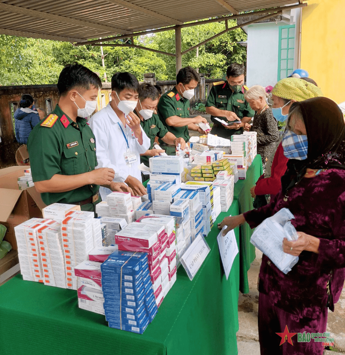 Bắt bệnh cho bà con vùng biên giới