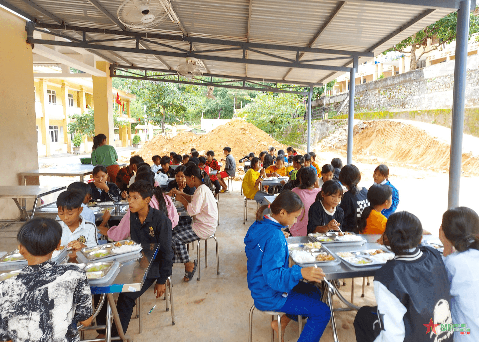 Tiếp sức con em đồng bào đến lớp