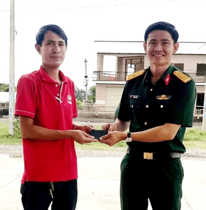 Quân nhân Đỗ Chí Cường trả điện thoại Iphone cho người bị mất