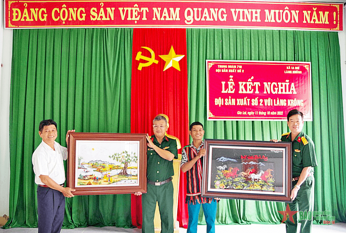 Đội sản xuất số 2 (Trung đoàn 710) kết nghĩa với làng Krông