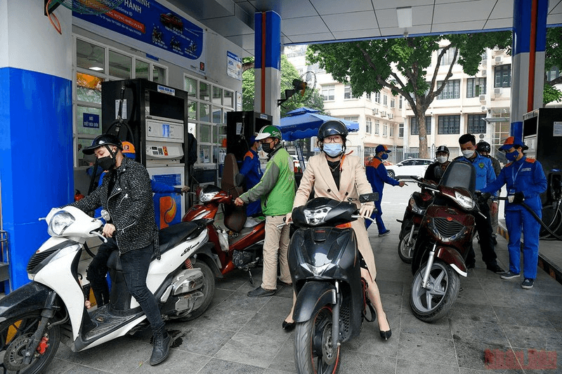 Từ 15 giờ chiều nay (11-10), giá xăng tăng hơn 500 đồng/lít, giá dầu tăng hơn 1.000 đồng/lít