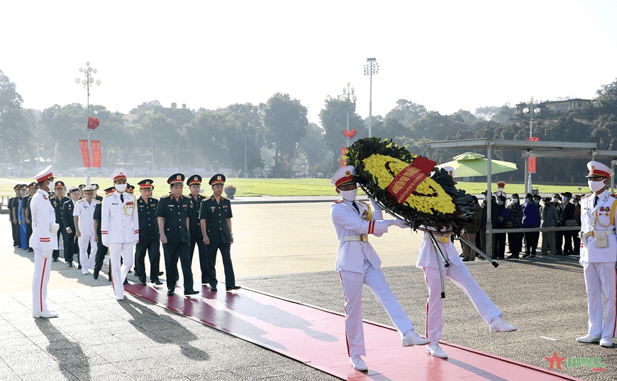 Đoàn đại biểu dự Đại hội đại biểu Đoàn TNCS Hồ Chí Minh Quân đội lần thứ X báo công và vào Lăng viếng Bác