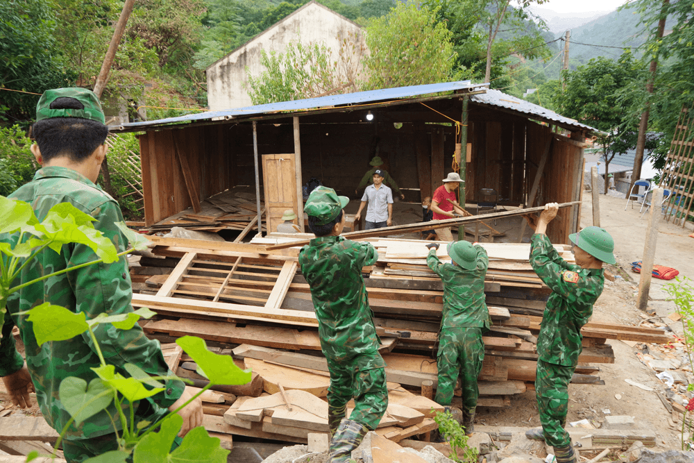 Bộ đội quân hàm xanh hết lòng vì người dân vùng lũ
