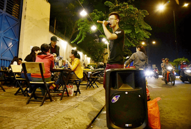 Loa thùng trên phố gây ồn ào vào ban đêm