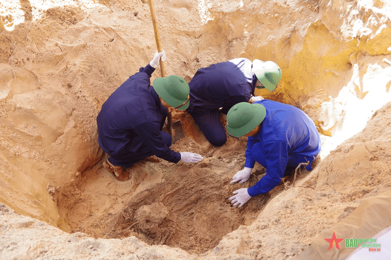 Bộ Chỉ huy quân sự Quảng Bình phát hiện, cất bốc một hài cốt liệt sĩ

​