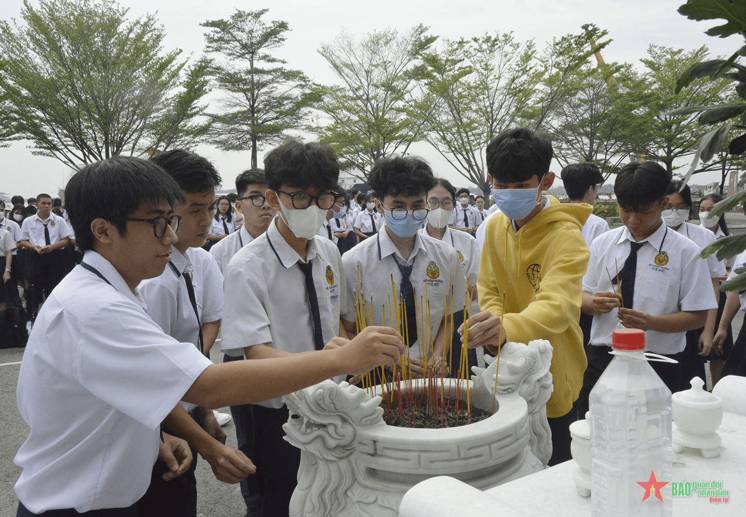 Bồi đắp lòng tự hào cho giáo viên, học sinh về biển đảo quê hương