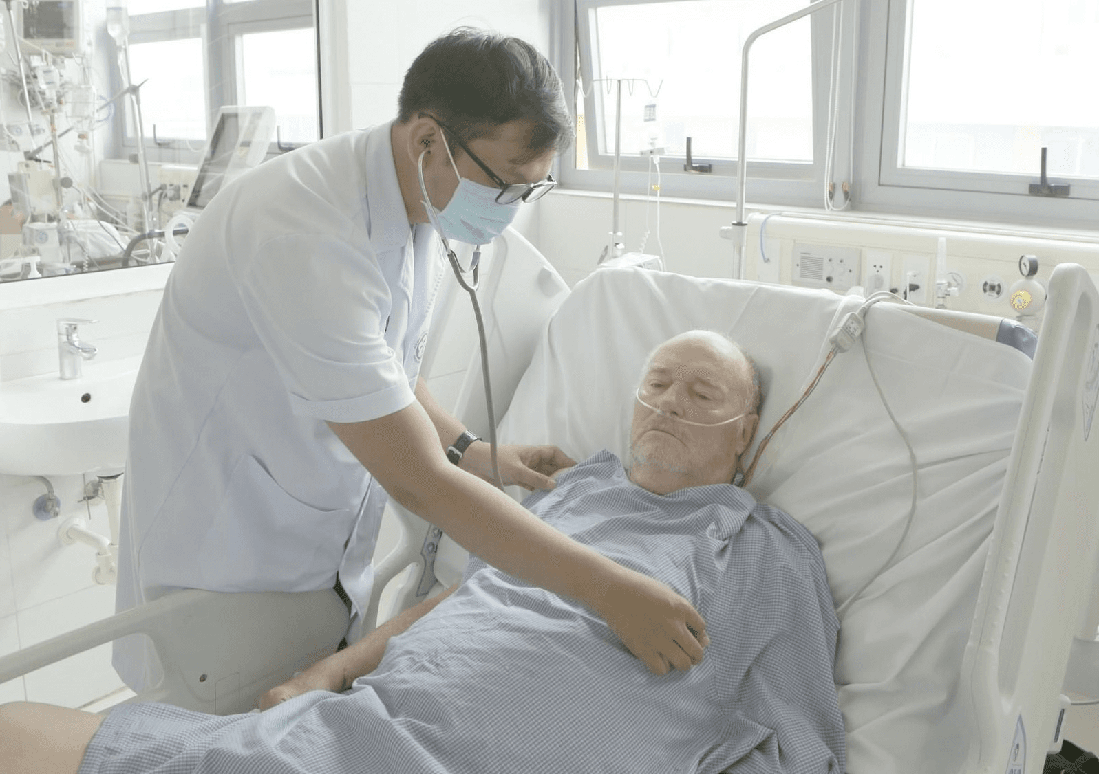 Bệnh viện Bạch Mai truyền gần 20 lít máu cứu sống bệnh nhân người Bỉ bị sốt rét ác tính