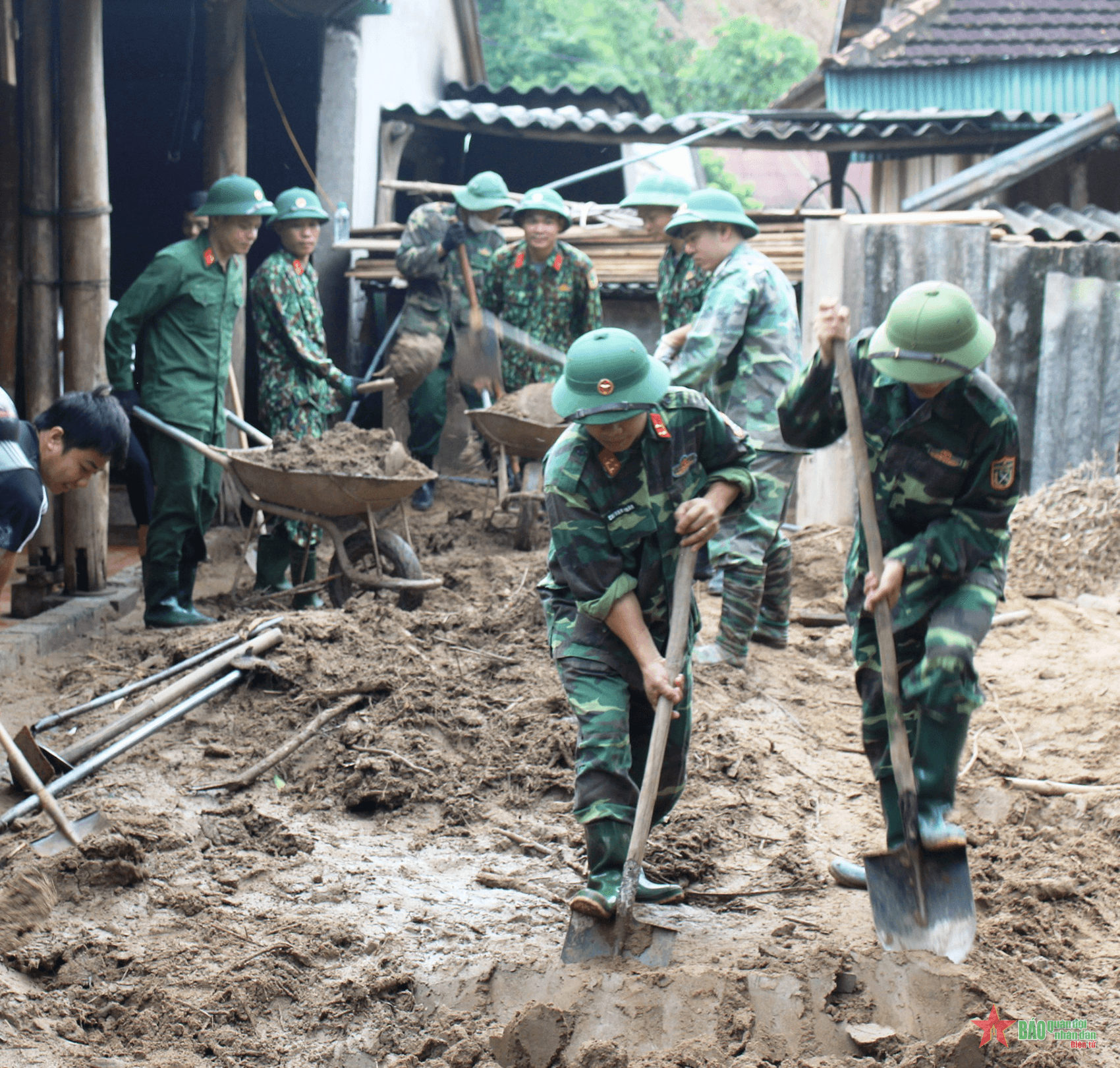 Chung tay hỗ trợ người dân vùng lũ Kỳ Sơn