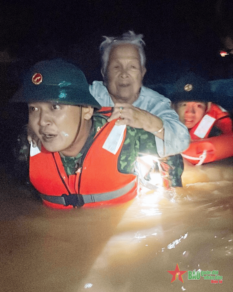 Bộ đội Đà Nẵng kịp thời giúp dân