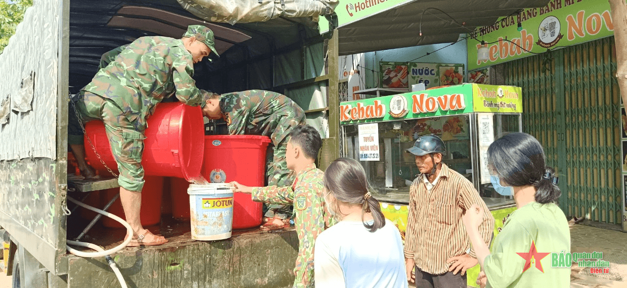 Những xe nước thắm tình quân dân
