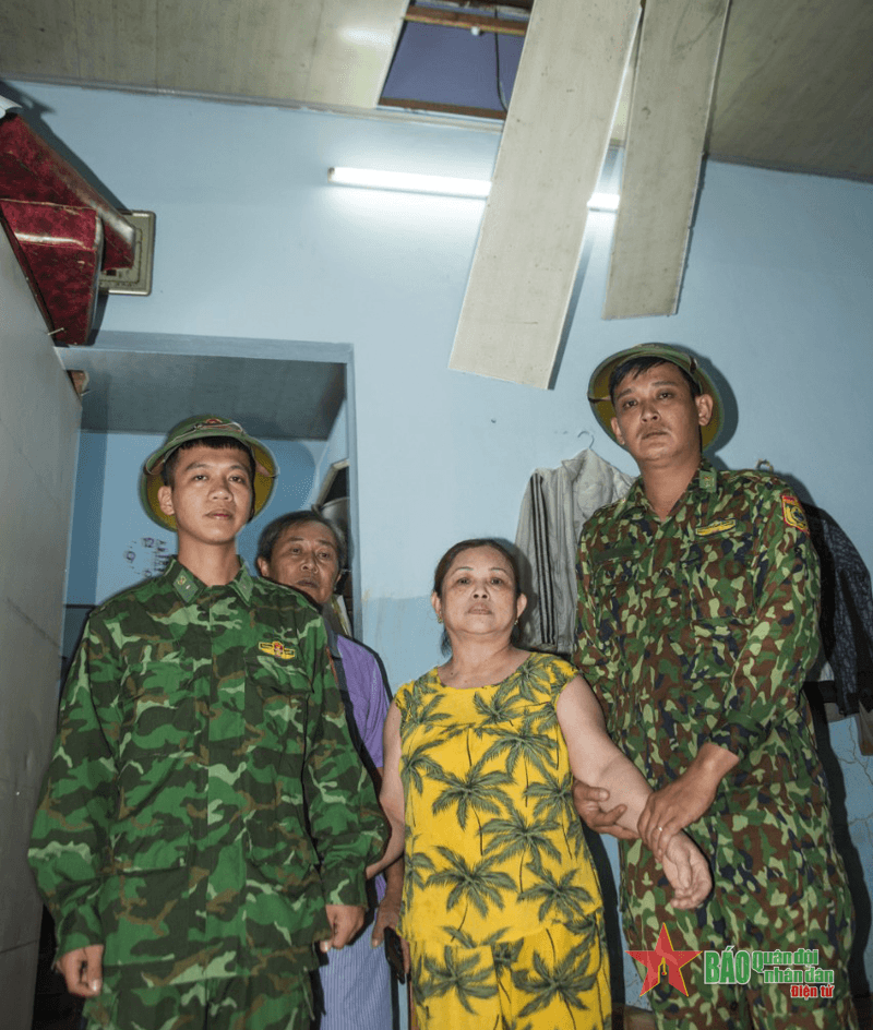 Bộ đội Biên phòng cứu dân trong đêm mưa lũ
