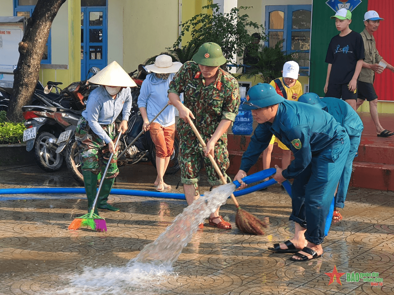 Bộ đội giúp dân ổn định cuộc sống sau lũ