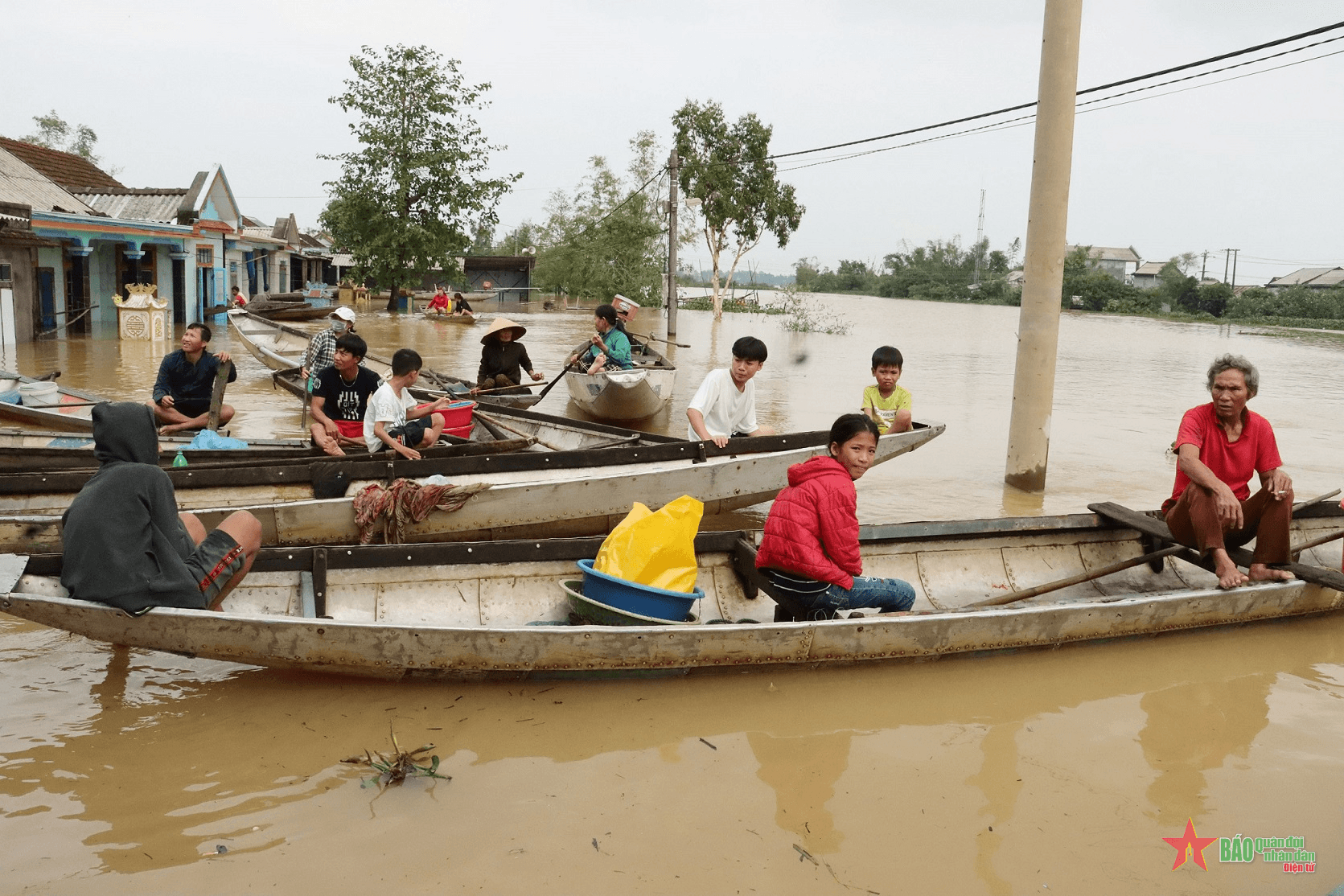 Lực lượng vũ trang tỉnh Thừa Thiên Huế sát cánh cùng người dân vùng lũ