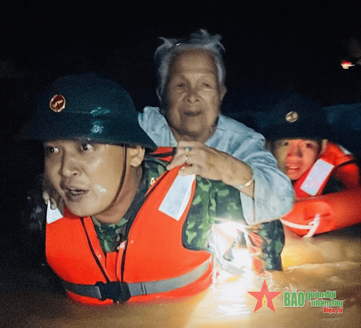Khen thưởng các tập thể và cá nhân trong phòng, chống bão số 5