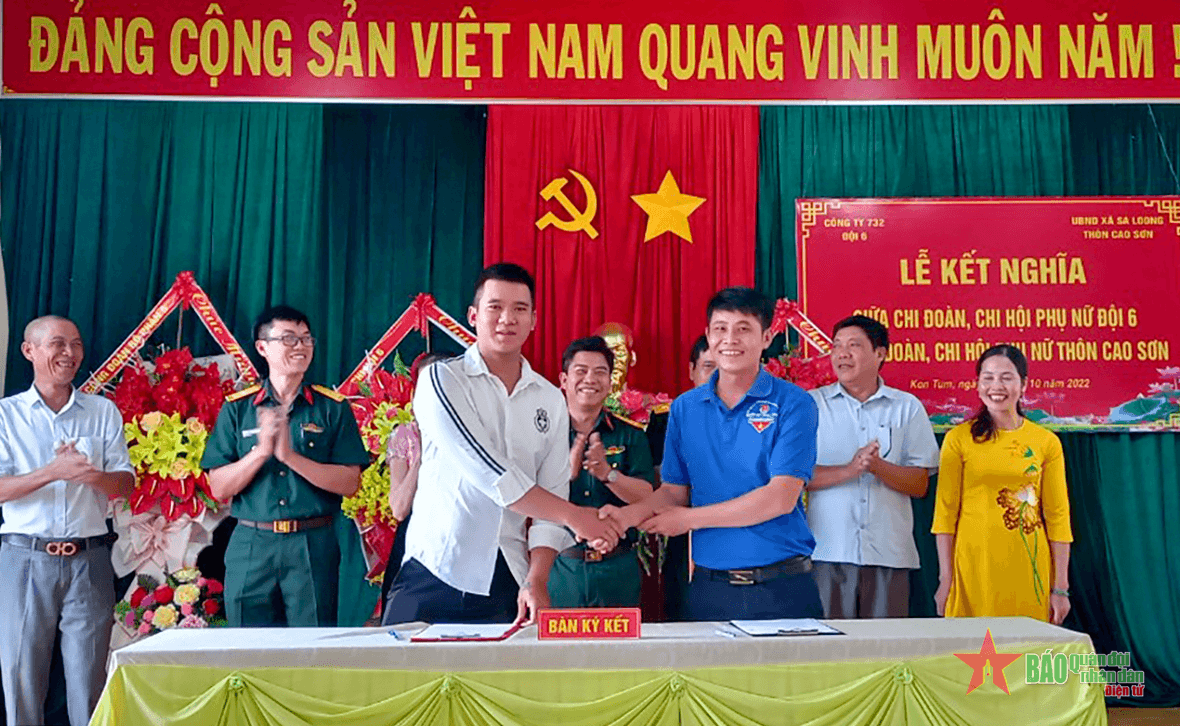 Công ty 732 tổ chức kết nghĩa giữa các đội sản xuất với địa phương