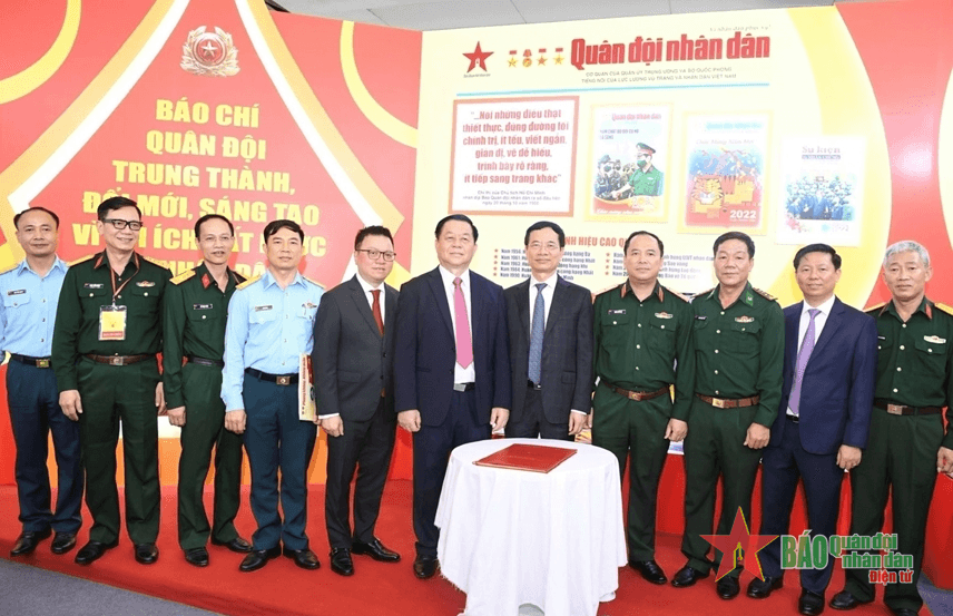 Chiến sĩ Việt Nam không thể thiếu cây súng và tờ báo Quân đội nhân dân