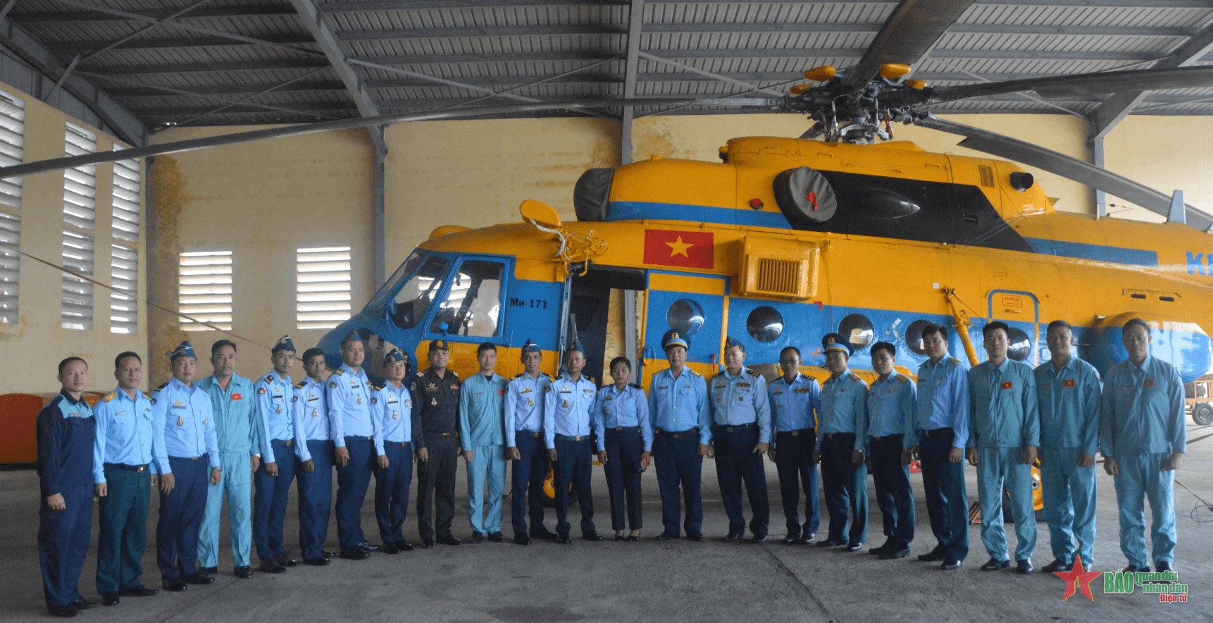 Cán bộ, sĩ quan trẻ lực lượng Không quân Campuchia giao lưu với Trung đoàn Không quân 916